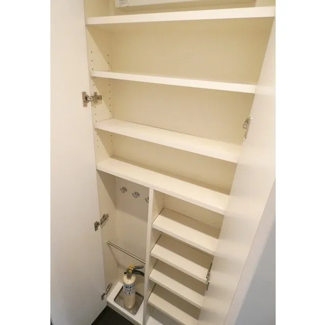 Ipse Gakugei Daigaku - Interior - ["Furniture", "Shelf", "Cabinetry"]