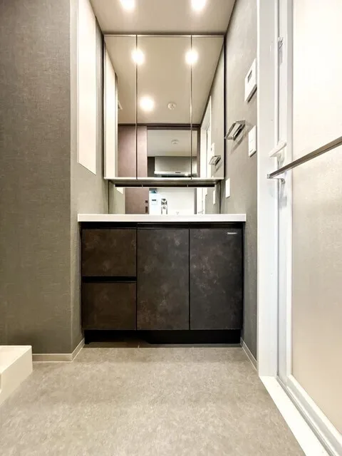 Royal Parks Ariake - Interior - ["Flooring", "Wall", "Floor"]