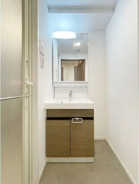 Comforia Live Shimura 3-Chome - Interior - ["Tap", "Sink", "Bathroom cabinet"]