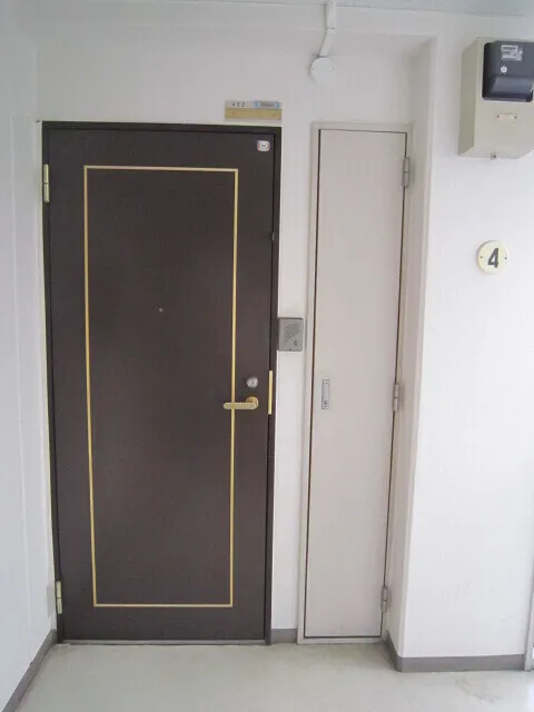 Excel Nogata - Interior - ["Door", "Floor", "Door handle"]