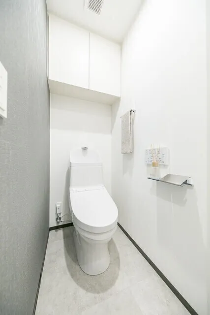 Le Jour Kanda Sudacho - Interior - ["Toilet seat", "Flooring", "Toilet"]