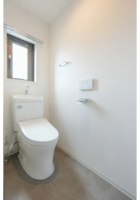 Comforia Live Kiba - Interior - ["Toilet seat", "Toilet", "Plumbing fixture"]