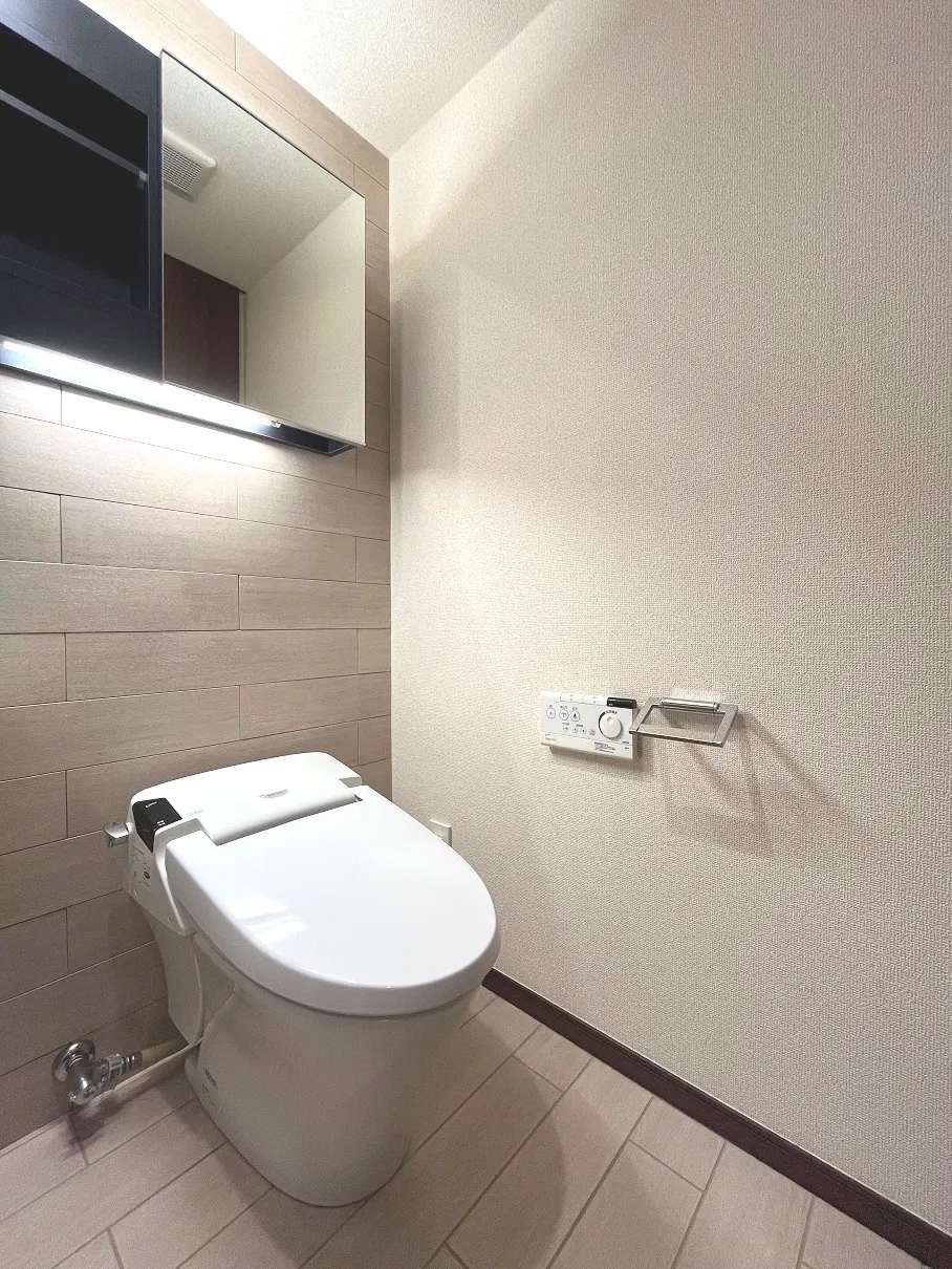 Pratique Kiyosumi Shirakawa - Interior - ["Toilet seat", "Plumbing fixture", "Flooring"]