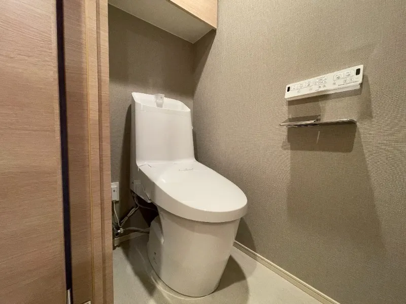 Pierce Kakinokizaka - Interior - ["Flooring", "Plumbing fixture", "Toilet seat"]