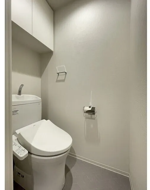 Daffitto Kinshicho - Interior - ["Plumbing fixture", "Flooring", "Toilet seat"]