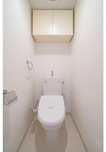 Comforia Meguro Chojamaru - Interior - ["Toilet seat", "Bathroom", "Plumbing fixture"]