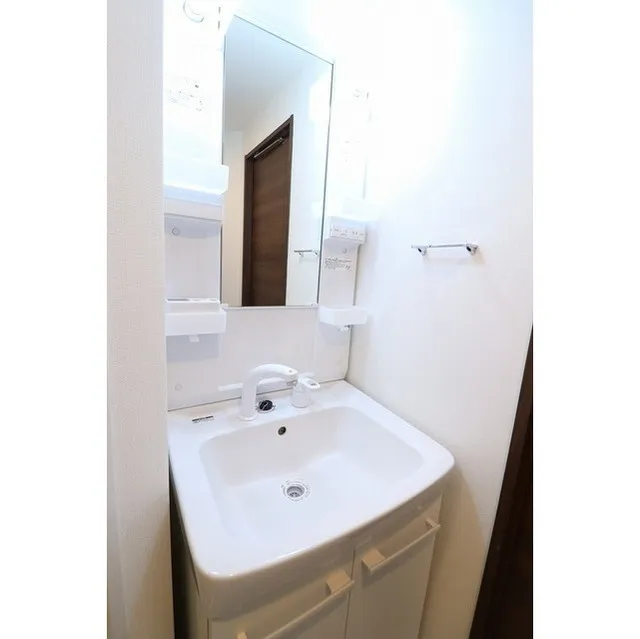 Gran Casa Omori Kaigan - Interior - ["Mirror", "Tap", "Sink"]