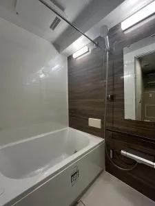 River City 21 East Towers II - Interior - ["Bathtub", "Mirror", "Plumbing fixture"]