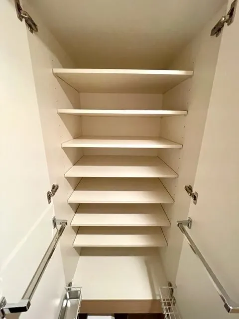 Chester Court Ochanomizu - Interior - ["Wood", "Flooring", "Interior design"]