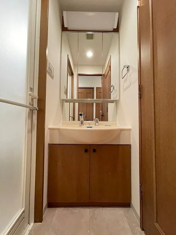Residia Ueno Ikenohata - Interior - ["Flooring", "Interior design", "Plumbing fixture"]
