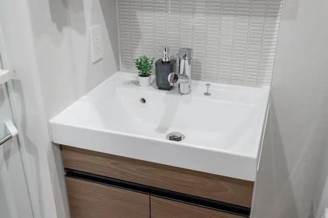 Geoent Shirokanedai - Interior - ["Bathroom Sink", "Flooring", "Plumbing fixture"]