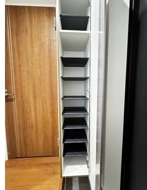 Well Square Hatagaya - Interior - ["Hardwood", "Wood stain", "Shelving"]