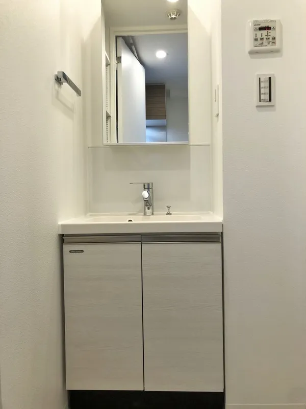 Estrus Ryogoku II - Interior - ["Plumbing fixture", "Bathroom Sink", "Flooring"]