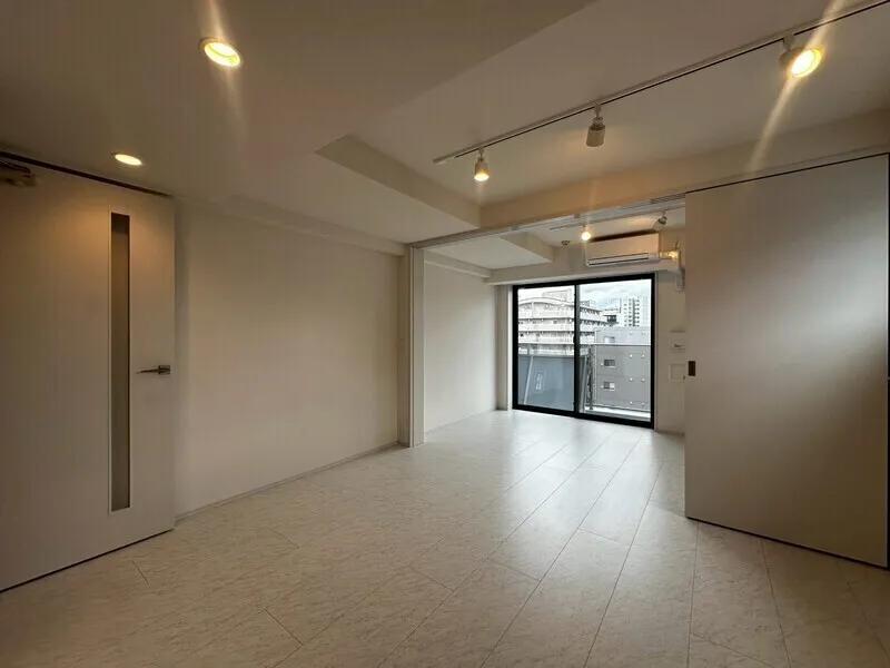 Lumique Omori - Interior - ["Ceiling", "Flooring", "Floor"]
