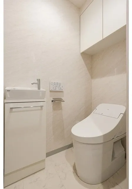 Comforia Liv Bunkyo Gokokuji - Interior - ["Flooring", "Plumbing fixture", "Toilet seat"]
