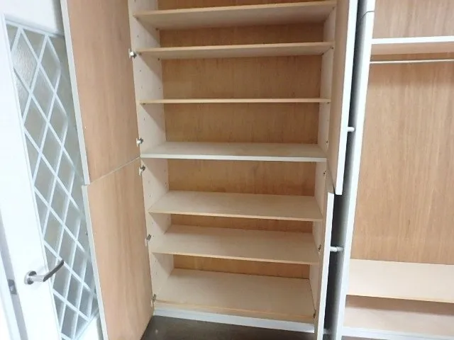 Maison Ohno III - Interior - ["Flooring", "Wood", "Shelving"]