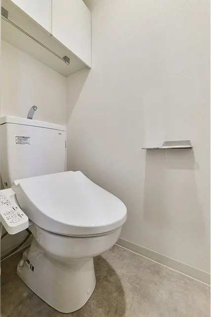 Gran Casa Oku - Interior - ["Toilet seat", "Toilet", "Plumbing fixture"]