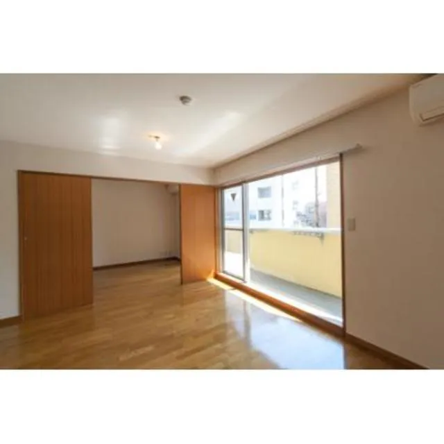 Casa Kuroyanagi - Interior - ["Window", "Building", "Hall"]