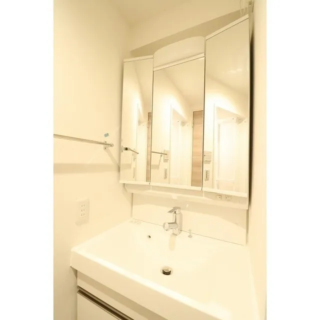 Astoria - Interior - ["Mirror", "Tap", "Plumbing fixture"]