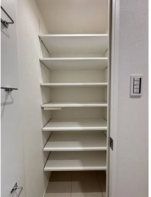 Asyl Court Nerima Nakamurabashi - Interior - ["Wood", "Shelving", "Shelf"]