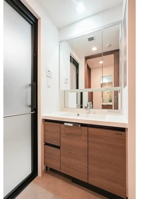 Comforia Liv Nagafukucho - Interior - ["Flooring", "Bathroom cabinet", "Interior design"]