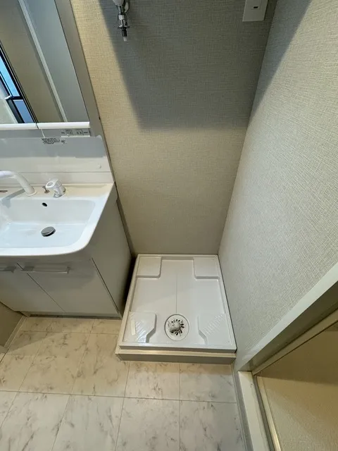 Zweite Kotake Mukaihara - Interior - ["Flooring", "Floor", "Plumbing fixture"]