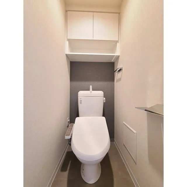 Comforia Higashioi II - Interior - ["Toilet seat", "Toilet", "Plumbing fixture"]