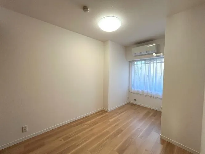 Sophia Sakado Raffine Room 103