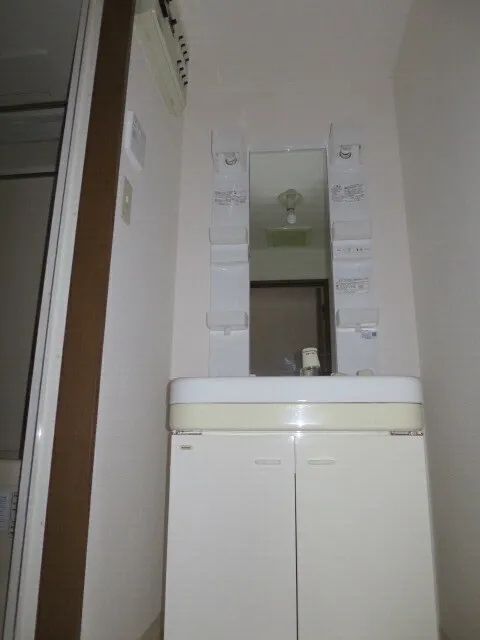 Sun Place Hayami - Interior - ["Wood", "Flooring", "Plaster"]
