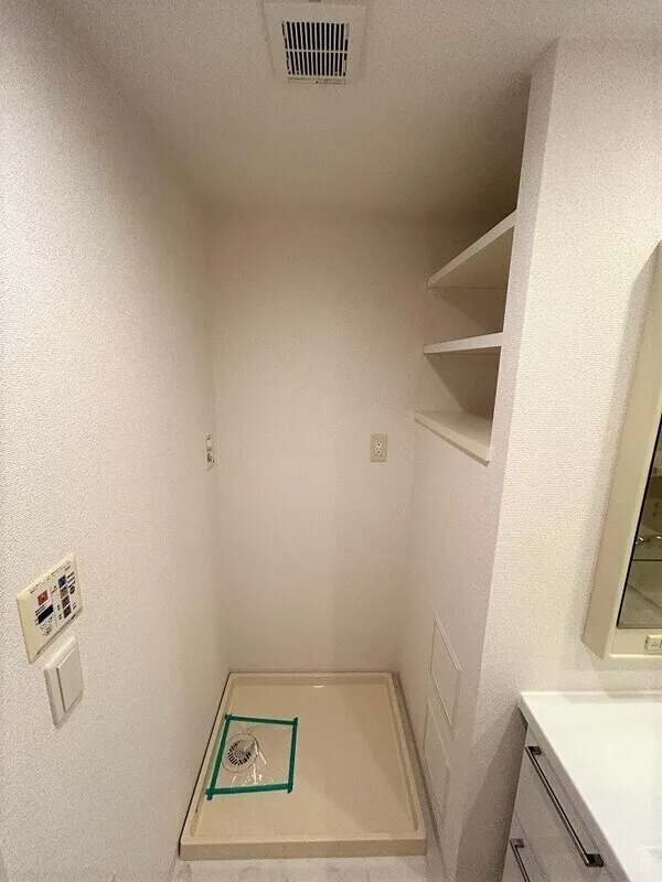 Esty Maison Toyosu Residence - Interior - ["Flooring", "Floor", "Ceiling"]