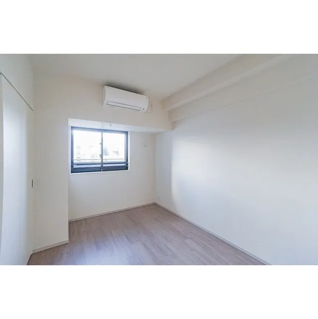 Due Kameido - Interior - ["Window", "Building", "Hall"]
