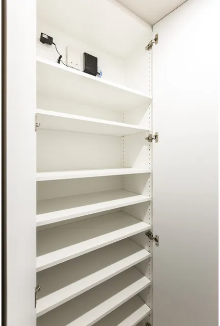 Ansolie Shimokitazawa - Interior - ["Shelf", "Shelving", "Wood"]