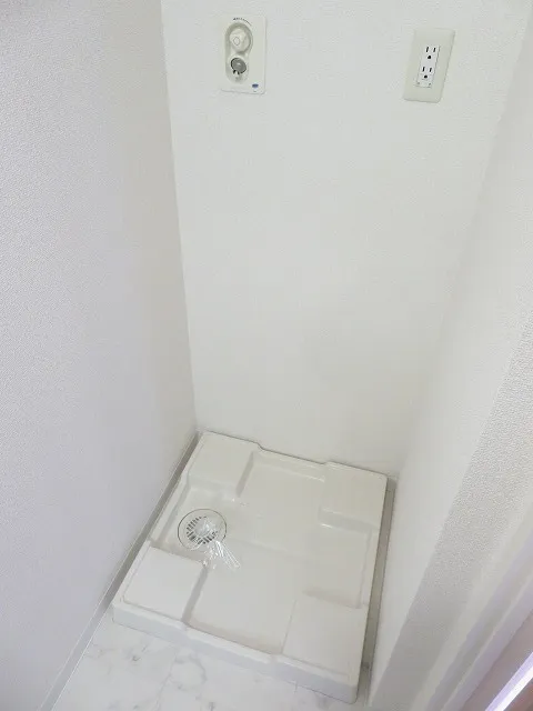 Esty Maison Oshima - Interior - ["White", "Ceiling", "Silver"]