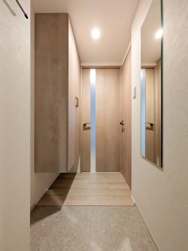 HJ Crown I - Interior - ["Flooring", "Wall", "Floor"]