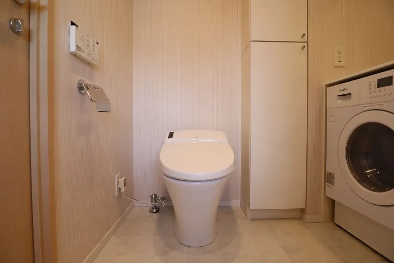 Castalia Togoshi - Interior - ["Toilet seat", "Flooring", "Plumbing fixture"]