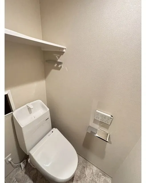 Well Square Nishi-Shinjuku 5-Chome - Interior - ["Toilet seat", "Toilet", "Plumbing fixture"]