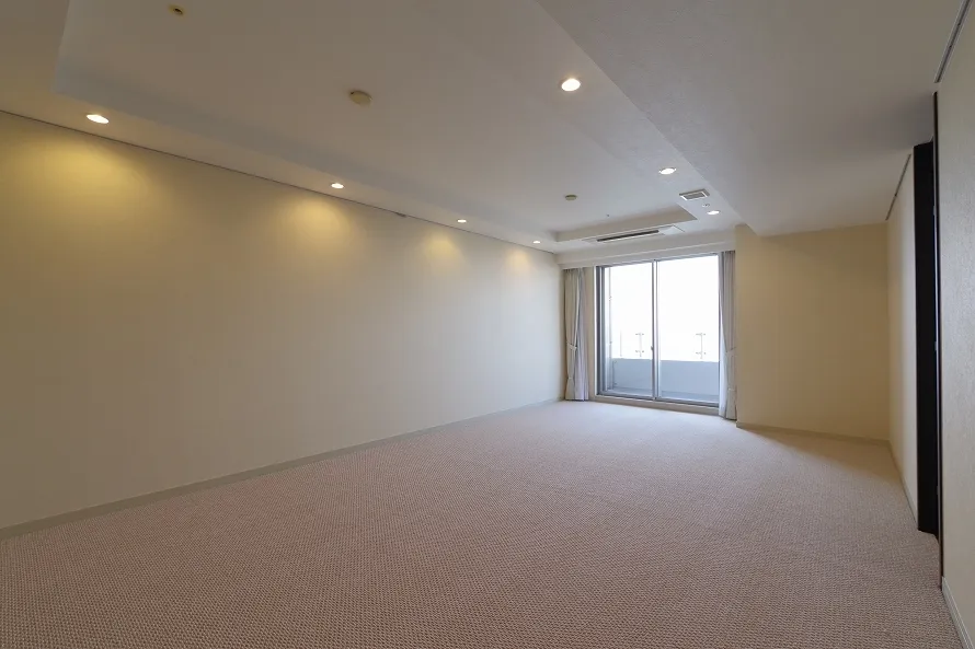 La Tour Shiodome - Interior - ["Building", "Fixture", "Hall"]