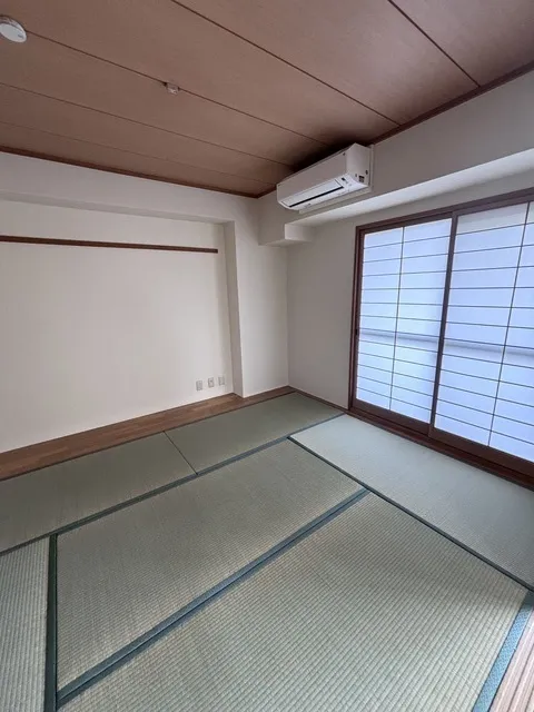Crest Izumi - Interior - ["Wood", "Flooring", "Ceiling"]