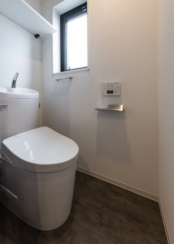 Struth Itabashi Honcho - Interior - ["Toilet seat", "Toilet", "Plumbing fixture"]