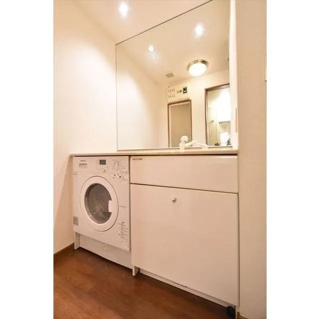 Plateau Jingumae - Interior - ["Laundry room", "Cabinetry", "Washing machine"]