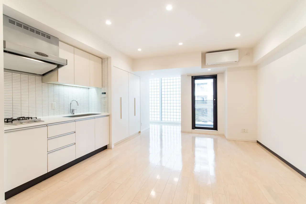 Apartments Motoazabu Uchidasaka - Interior - ["Flooring", "Floor", "Ceiling"]