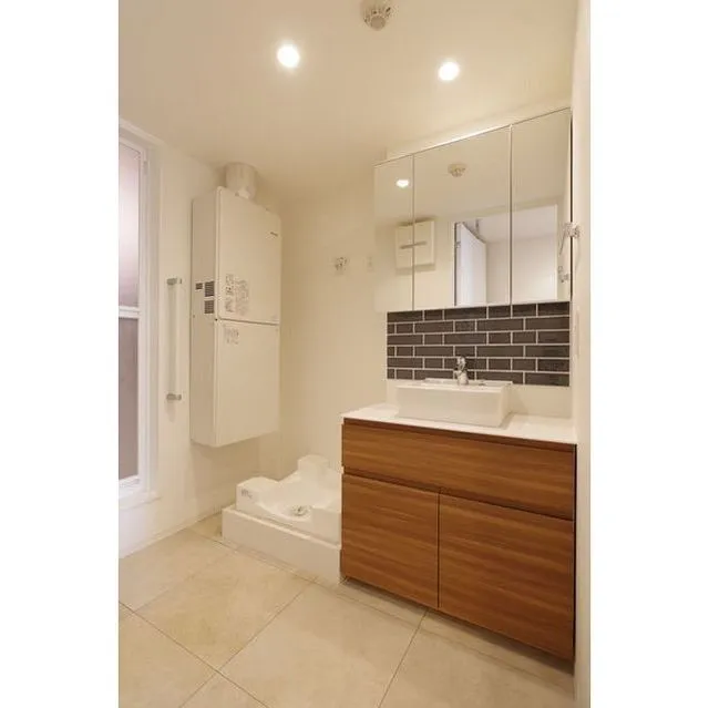 Zinnia Fudomae - Interior - ["Bathroom cabinet", "Tap", "Cabinetry"]