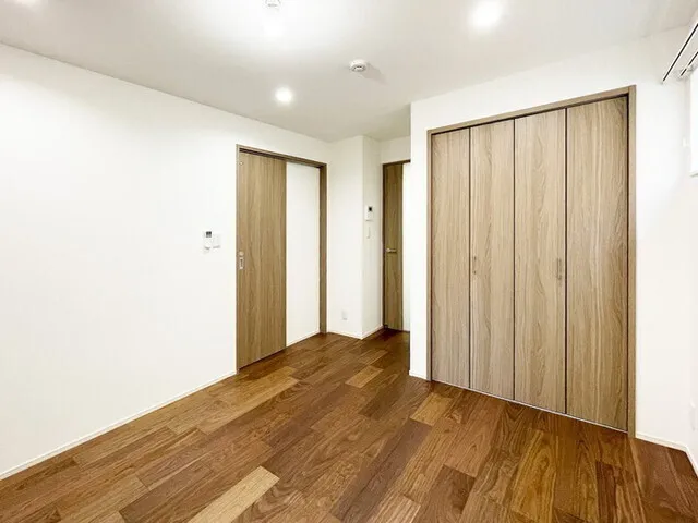 Covent Garden - Interior - ["Wood flooring", "Flooring", "Floor"]