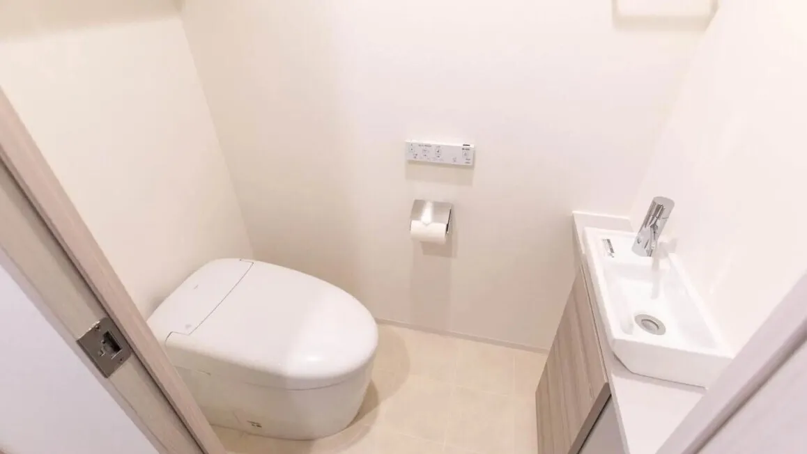 Hmlet Temma doshin - Interior - ["Toilet seat", "Plumbing fixture", "Flooring"]