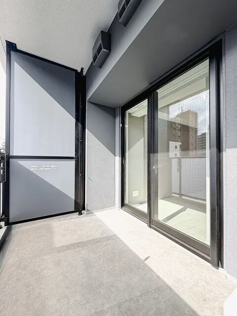 Brookside Residence Kiba - Interior - ["Composite material", "Glass", "Grey"]