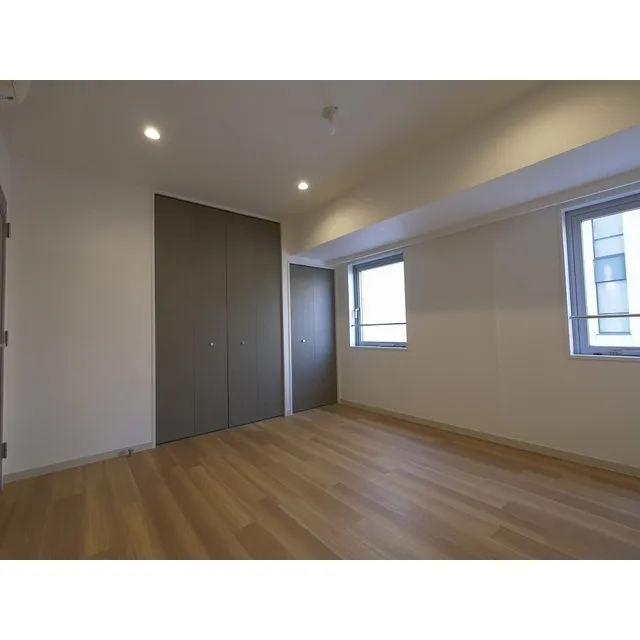 LOOP-M - Interior - ["Window", "Building", "Fixture"]