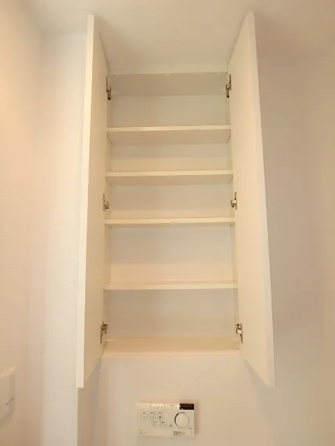Residence Shirokane Park Front - Interior - ["Wood", "Shelving", "Room"]