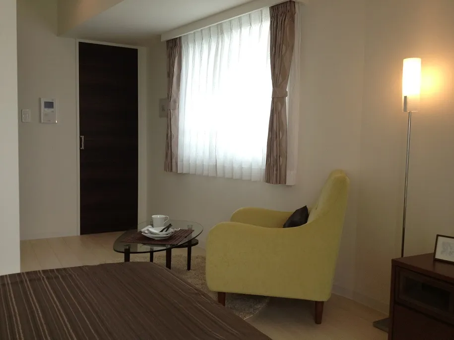 Residia Omori III - Interior - ["Furniture", "Window", "Table"]