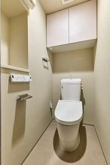 Lefon Progres Akabane Marks - Interior - ["Toilet seat", "Toilet", "Plumbing fixture"]