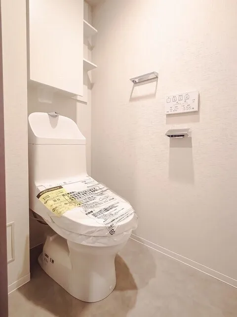 Brookside Residence Kiba - Interior - ["Toilet seat", "Toilet", "Plumbing fixture"]